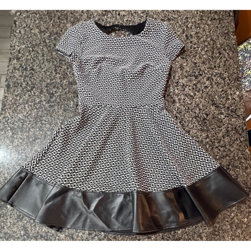 B. Darlin Women‎ Black White Geometric Fit Flare Dress Faux Leather Trim Sz 9/10
